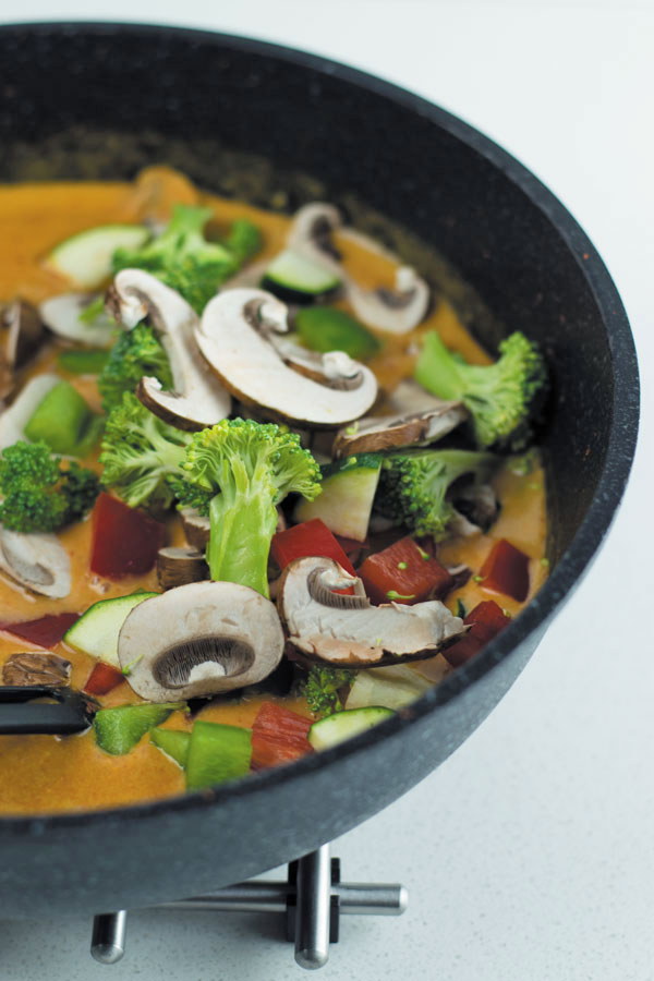 crisp vegetables in thai red curry 
