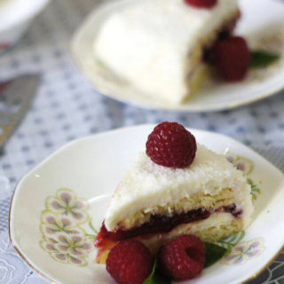 Lemon Raspberry Coconut Cake : a perfect combination of lemons & raspberries, soft melt-in-mouth sponge cake laced with lemon buttercream! Perfect summer time dessert!