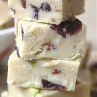 White Chocolate Fudge : Just 6 Ingredients, NO BAKE fudge with cranberries & pistachios. A great holiday gift or perfect for easy holiday desserts!