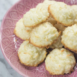 ready-to-eat-soft-&-fluffy-coconut-macaroons-TITLE
