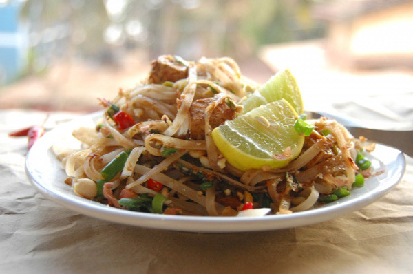 A plate of Veggie Pad Thai