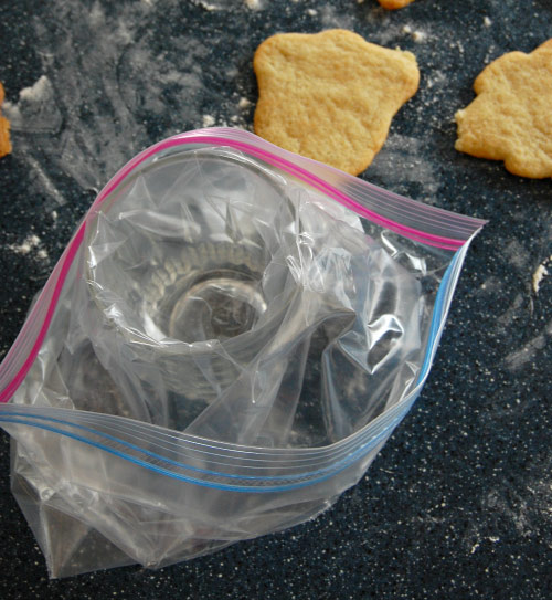 Easy Icing Filling in Zip Loc Bag.