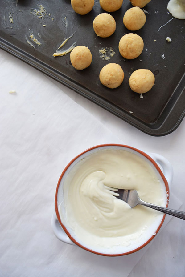 Easy Oreo Balls Waiting to Dipped in White Chocolate