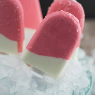 close up shot of rose lassi popsicles 1