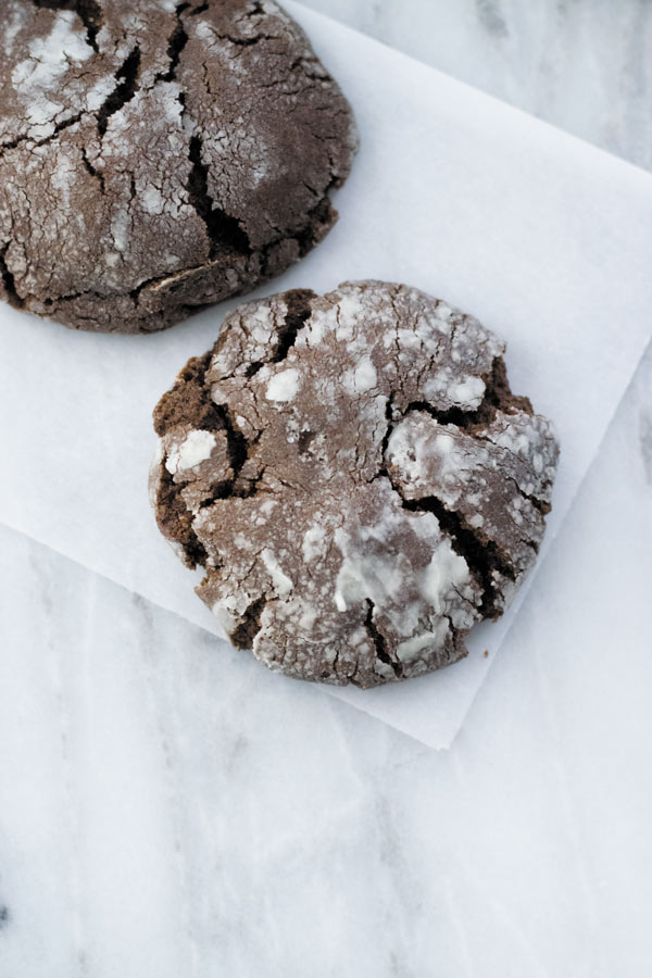 Fudgy Chocolate Crinkle Cookies - these soft, crunchy & fudgy cookies are one of the EASIEST cookies to make! My HUSBAND declared them the best cookies I have made so far!