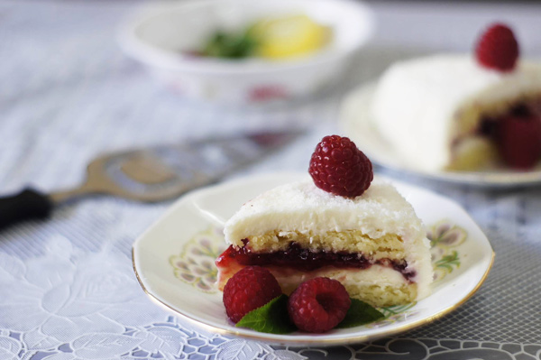 Lemon Raspberry Coconut Cake : divine combination of sweet & tart flavors, soft melt-in-mouth sponge cake laced with lemon buttercream! Perfect summer time dessert!