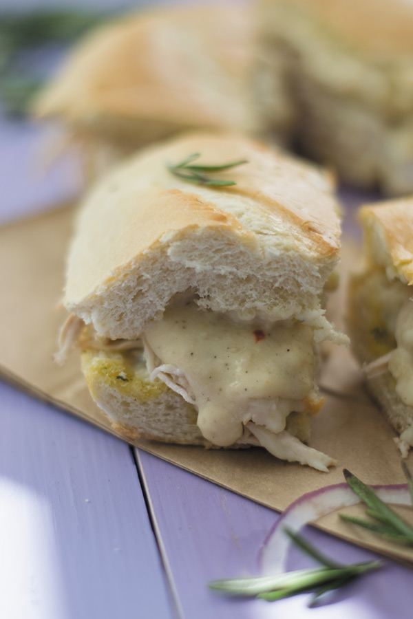 Chicken Alfredo Garlic Bread Sandwiches - this ONE sandwich my family can eat almost every night for dinner! Shredded chicken, alfredo sauce, parmesan cheese and garlic bread makes for a mean addicting sandwich!