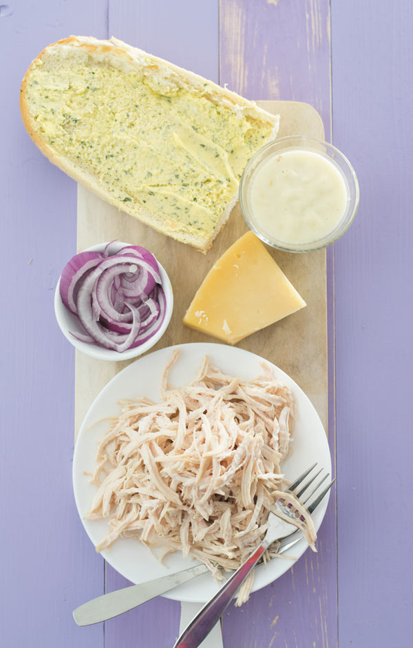 Chicken Alfredo Garlic Bread Sandwiches - this ONE sandwich my family can eat almost every night for dinner! Shredded chicken, alfredo sauce, parmesan cheese and garlic bread makes for a mean addicting sandwich!