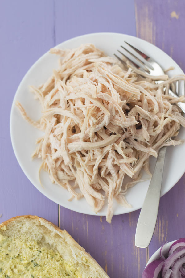 Chicken Alfredo Garlic Bread Sandwiches - this ONE sandwich my family can eat almost every night for dinner! Shredded chicken, alfredo sauce, parmesan cheese and garlic bread makes for a mean addicting sandwich!