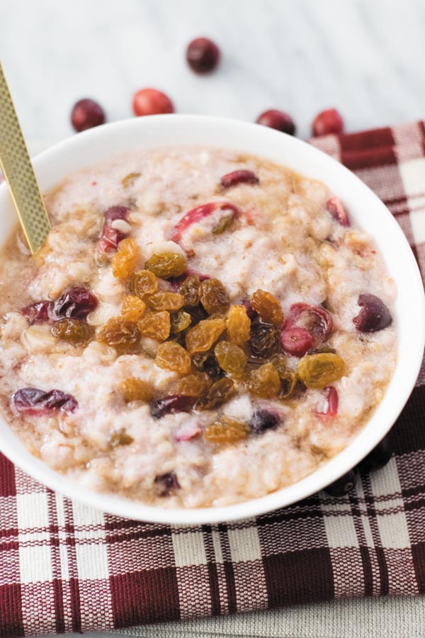 Cranberry Raisin Oatmeal - Just 10 mins, throw everything in pot or rice cooker and you got yourself a hot piping bowl of fall goodness! Perfect breakfast for holidays!