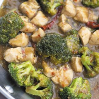 One pan chicken and broccoli in garlic sauce - Delicious Authentic Chinese restaurant food AT HOME in 30 minutes. Just one pan and all the flavors of restaurant!