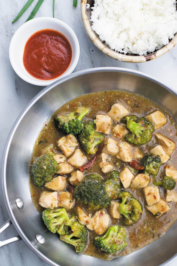 One pan chicken and broccoli in garlic sauce - Delicious Authentic Chinese restaurant food AT HOME in 30 minutes. Just one pan and all the flavors of restaurant!