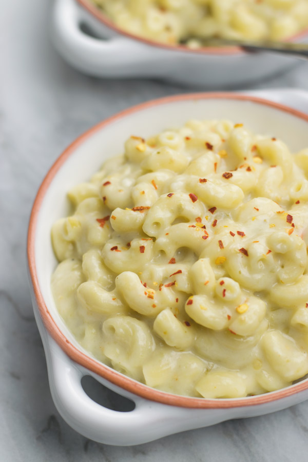 30 mins salsa verde mac and cheese - delicious (LIGHTENED UP) (NO CREAM) stovetop mac and cheese made extra flavorful with salsa verde! Everyone will go nuts for this!