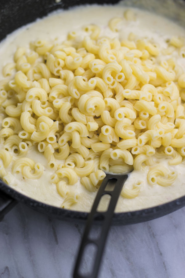 30 mins salsa verde mac and cheese - delicious (LIGHTENED UP) (NO CREAM) stovetop mac and cheese made extra flavorful with salsa verde! A perfect holiday meal for those busy nights!