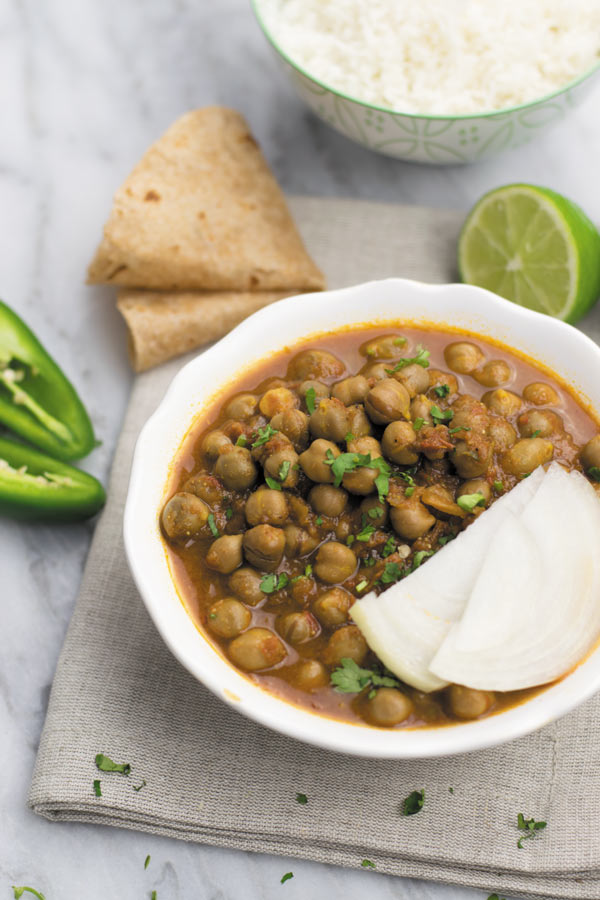 Slow Cooker Chana Masala - Simple wholesome Chana Masala is the most popular Indian curry which youcan make in slow cooker with just 15 mins hands on work! Super flavorful, mildly spicy and so delicious!