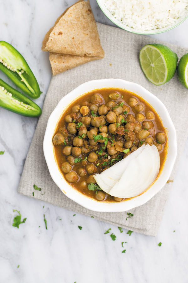 Slow Cooker Chana Masala - Simple wholesome Chana Masala is the most popular Indian curry which youcan make in slow cooker with just 15 mins hands on work! Super flavorful, mildly spicy and so delicious!