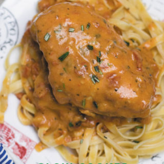 Slow Cooker Creamy Tomato Sauce Chicken : DUMP & FORGET this delicious creamy slow cooker tomato sauce chicken in the morning before work and come back to restaurant quality meal everyone will go crazy for!