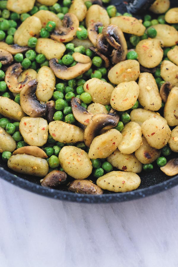 one pan peas & mushroom gnocchi - delicious 30 mins meal with crispy gnocchi (NO BOILING NEEDED), peas & mushrooms in thyme butter sauce.