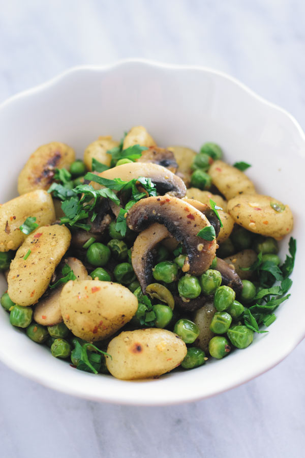 one pan peas & mushroom gnocchi - delicious 30 mins meal with crispy gnocchi (NO BOILING NEEDED), peas & mushrooms in thyme butter sauce.