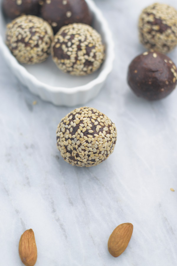 These delicious, just 7 INGREDIENTS & ready under 30 minutes energy bites are so addicting!Packed with healthy fats, these never last at my place! 