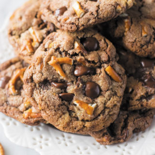 nutella-pretzel-chocolate-chip-cookies-ready-for-eating