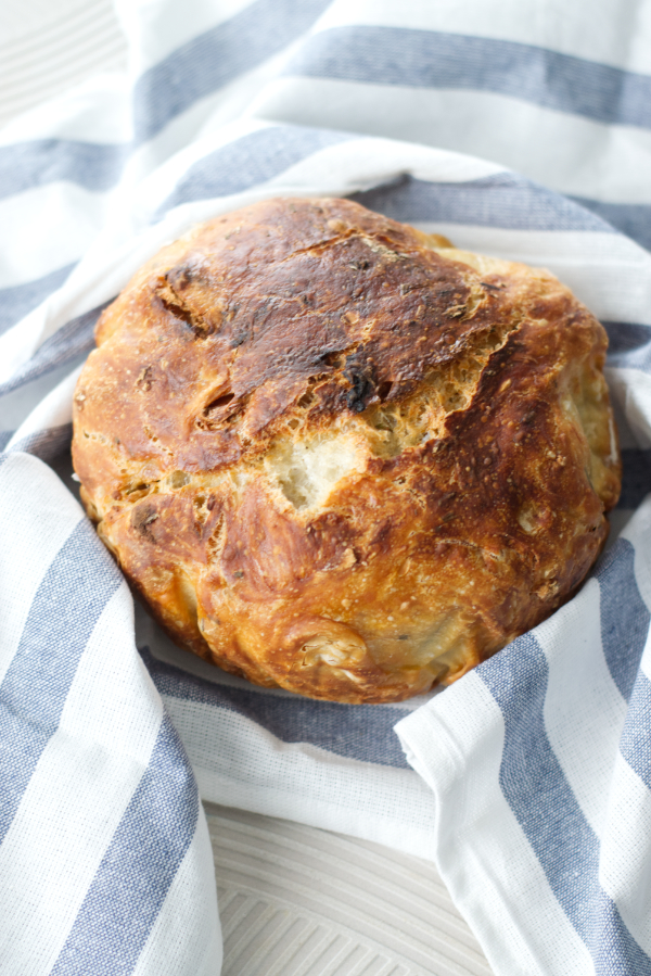 roasted garlic and rosemary no knead bread side view